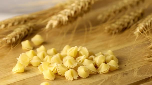 Bodegón Con Pasta Italiana Cruda Sin Cocer Sorprese Sobre Tabla — Vídeo de stock