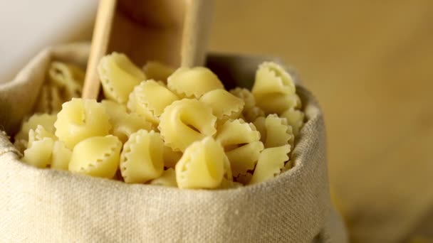 Italienische Rohe Pasta Sorprese Leinensack Mit Holzlöffel Auf Holztisch Bewegtbild — Stockvideo