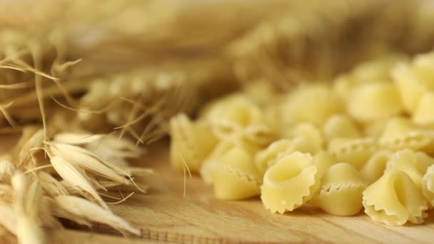 Pasta Italiana Cruda Sin Cocer Sorprese Con Espigas Trigo Sobre — Vídeo de stock