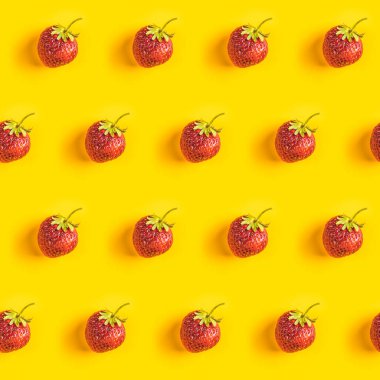 Çileksiz desen, sarı arka planda çilek, üst manzara, yaratıcı minimalist düz yatak, yaz deseni