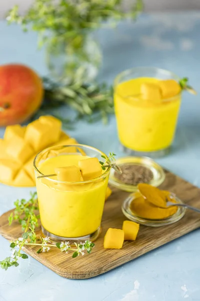 Bebida Yogur Mango Amarillo Indio Mango Lassi Batido Con Cúrcuma —  Fotos de Stock