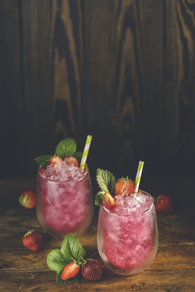Ποτό Φράουλα Πάγο Δύο Ποτήρια Παγωμένο Ρόφημα Φράουλας Ώριμο Μούρο — Φωτογραφία Αρχείου