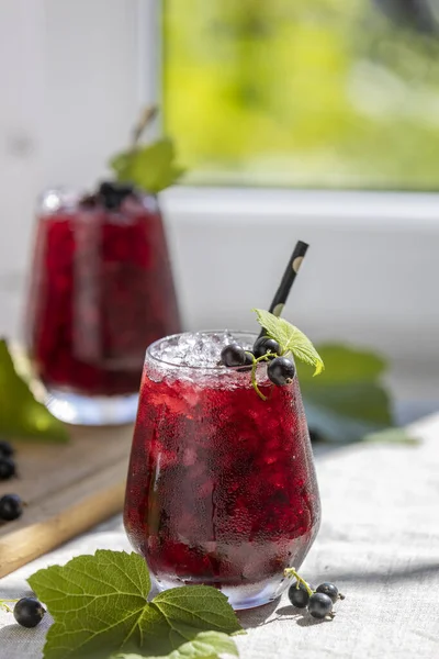 Dos Vasos Hielo Frío Jugo Grosella Negra Con Bayas Maduras —  Fotos de Stock