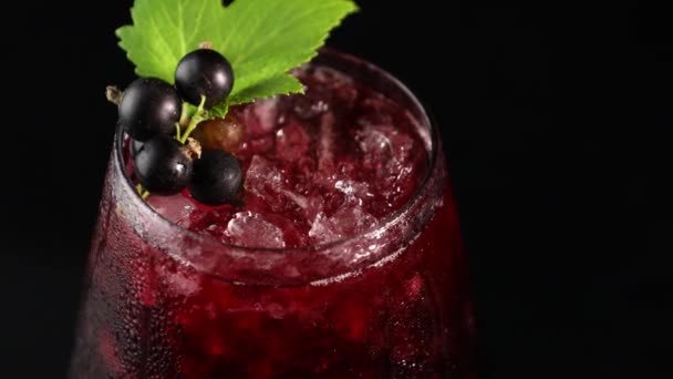 Jus Cassis Glacé Froid Dans Verre Avec Des Baies Mûres — Video