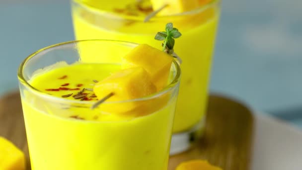 Gele Indiase Mango Yoghurt Drinken Mango Lassi Smoothie Met Kurkuma — Stockvideo
