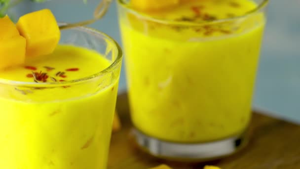 Sarı Hint Mangolu Yoğurt Mango Lassi Zerdeçal Safranlı Smoothie Sağlıklı — Stok video