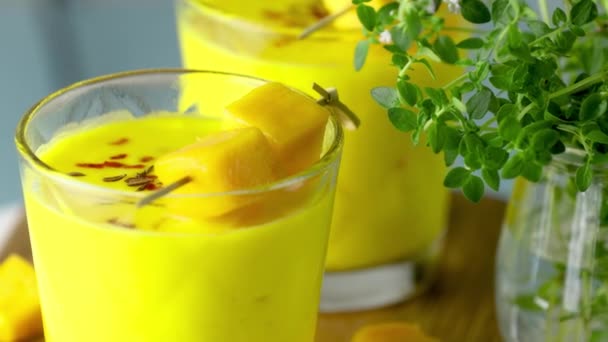 Žlutý Indický Jogurt Mango Nápoj Mango Lassi Nebo Smoothie Kurkumou — Stock video