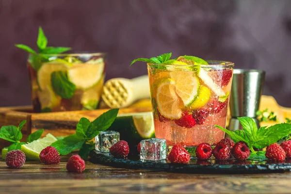 Osvěžující Mátový Koktejl Mojito Rumem Limetkou Mátou Tymiánem Ledem Malinami — Stock fotografie