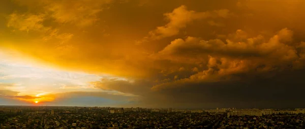 Вид Повітря Дивовижний Захід Сонця Над Передмістями Містом Під Вражаючою — стокове фото