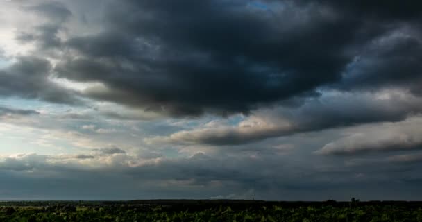 Upływ Czasu Dramatycznej Chmury Deszczowej Toczącej Się Nad Miastem Gigantycznym — Wideo stockowe