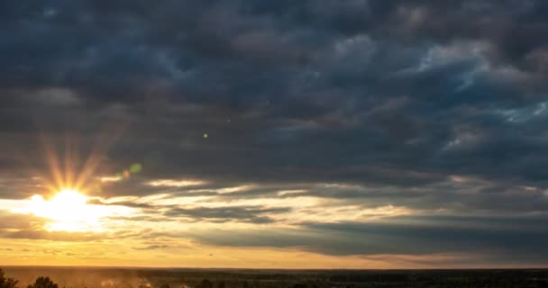 Colorido Lapso Tiempo Nublado Atardecer Sobre Área Industrial Detrás Campos — Vídeo de stock