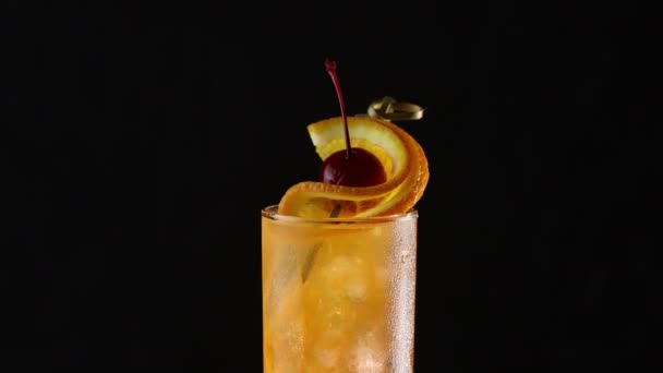 Sex Stranden Cocktail Highball Glas Med Vattendroppar Roterar Svart Bakgrund — Stockvideo