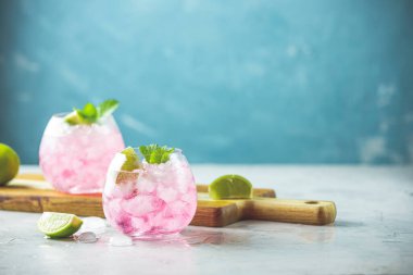 Limonlu pembe kokteyl, ezilmiş buz ve açık arkaplanda nane, seçici odak görüntüsü, metin, yaz tatili ve parti konsepti..