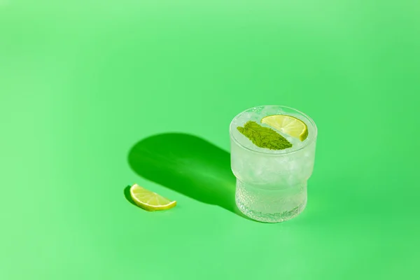 Coquetel Mojito Fresco Com Limão Hortelã Gelo Vidro Com Gotas — Fotografia de Stock