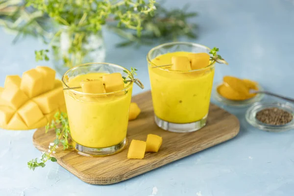 Bebida Yogur Mango Amarillo Indio Mango Lassi Batido Con Cúrcuma —  Fotos de Stock