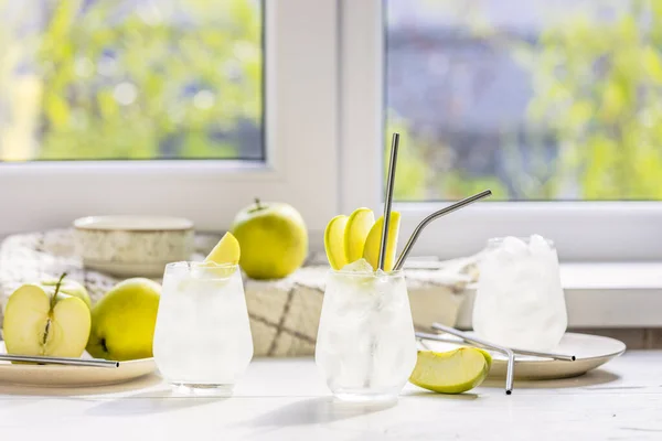 Sommercocktail Mit Grünem Apfel Und Eis Auf Dem Weißen Tisch — Stockfoto
