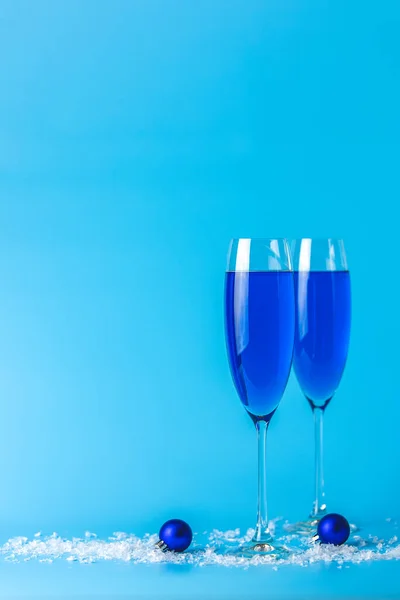 Dois Vinhedos Champanhe Azul Fundo Azul Com Natal Uma Decoração — Fotografia de Stock