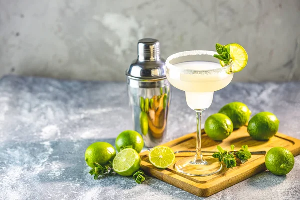 Limonlu ve buzlu Margarita kokteyli. Minton açık gri beton masa. Arka planı muhteşem, kopyalama alanı var. Klasik Margarita ya da Daiquiry Kokteyli.