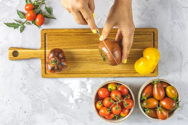 Woman Hands Cut Tomato Wooden Board Colorful Tomatoes Ceramic Plates — Stock Photo, Image