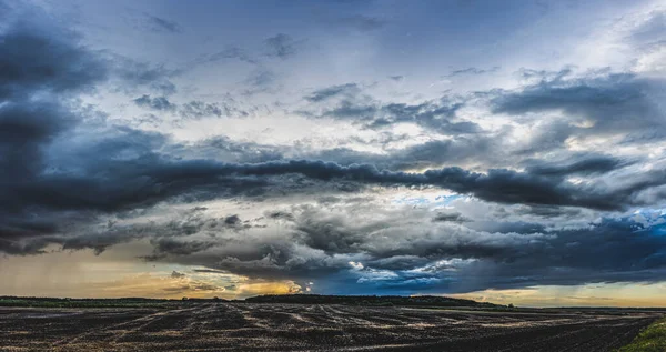 Beveled Ploegen Veld Door Zomer Onder Dramatische Bewolkte Hemel Zonsondergang — Stockfoto