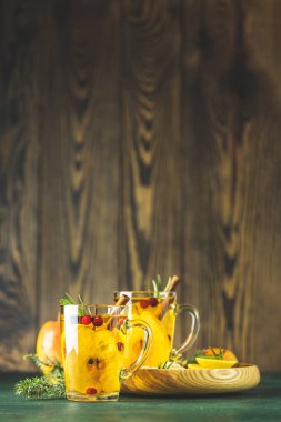 İki bardak şenlikli kış içeceği, armutlu elma şarabı kokteyli. Noel için sıcak içecek kokteyli, kış ya da sonbahar tatili