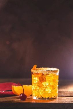 Eski bir tahta üzerinde Negroni kokteyli. Cin, campari martini rosso ve portakallı içki, bir italyan kokteyli, bir aperatif, ilk kez 1919 'da İtalya, Firenze' de karıştırılmış, alkollü acı kokteyl.