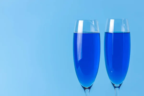 Two Wineglasses Close Blue Champagne Blue Background Shallow Depth Field — Stock Photo, Image