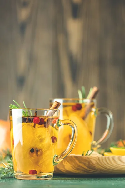 Dos Vasos Bebidas Festivas Invierno Cóctel Especias Sidra Pera Cóctel —  Fotos de Stock