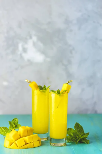 Erfrischende Sommercocktails Aus Mango Kaltgetränk Oder Einem Getränk Mit Eis — Stockfoto