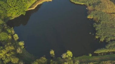 Avrupa 'nın çarpıcı kırsal bölgelerinin üzerinde uçan hava, sonbaharda tarlalar, ormanlar ve göllerle doludur. Ekolojik kavram için harika drone videosu.