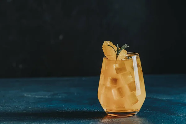 Gul Orange Cocktail Med Mandarin Och Rosmarin Med Glas Mörkblå — Stockfoto