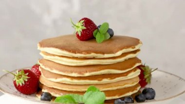 Çilekli krep, böğürtlen ve naneli nane. Işık masasında döndürülmüş, kapat..