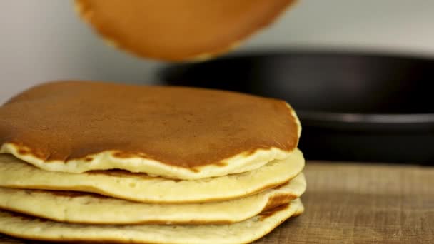 Kvinnor Hand För Att Baka Och Dra Upp Pannkaka Skålen — Stockvideo