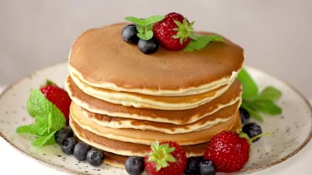 Pancake Dengan Stroberi Blueberry Dan Mint Dalam Hidangan Keramik Atas — Stok Video