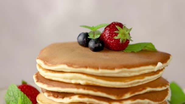 Pancake Dengan Stroberi Blueberry Dan Mint Dalam Hidangan Keramik Atas — Stok Video
