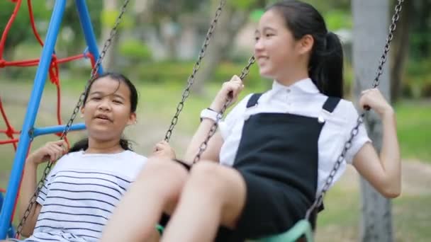 Dwa Azjatyckie Nastolatek Relaksujący Huśtawce Plac Zabaw Dla Dzieci — Wideo stockowe