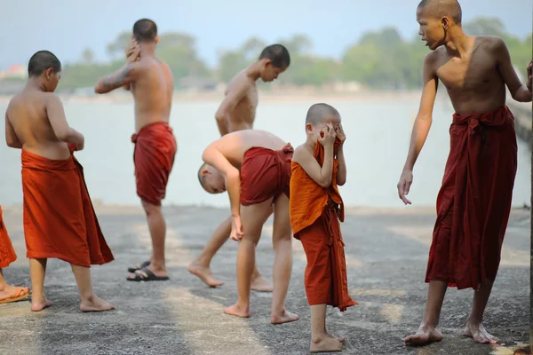Паттая Тайланд Апреля 2018 Года Неопознанная Группа Буддийских Послушников Играющих — стоковое фото