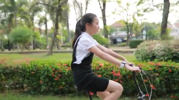Азиатский Подросток Верхом Велосипеде Расслаблением Эмоциями Счастья Общественном Парке — стоковое видео