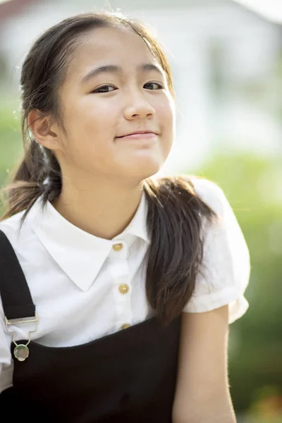 关闭头部拍摄亚洲青少年笑脸 — 图库照片