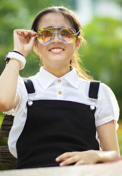 Fröhliche Asiatische Teenager Tragen Zwei Augen Brille — Stockfoto