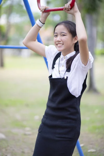 Asiático Adolescente Toothy Sonriendo Cara Pie Público Parque —  Fotos de Stock