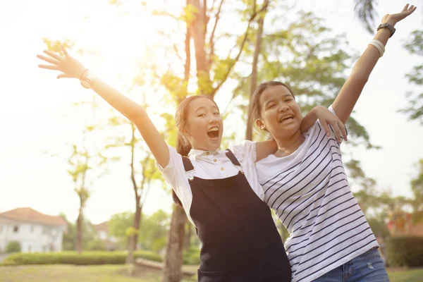 Zwei Asiatische Teenager Lachen Mit Glücksgefühlen Grünen Naturpark — Stockfoto