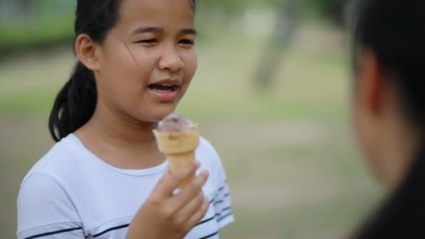 亚洲青少年吃冰淇淋锥与幸福情绪 — 图库视频影像
