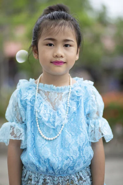 亚洲儿童的肖像穿着泰国 Traditon 衣服站在户外 — 图库照片