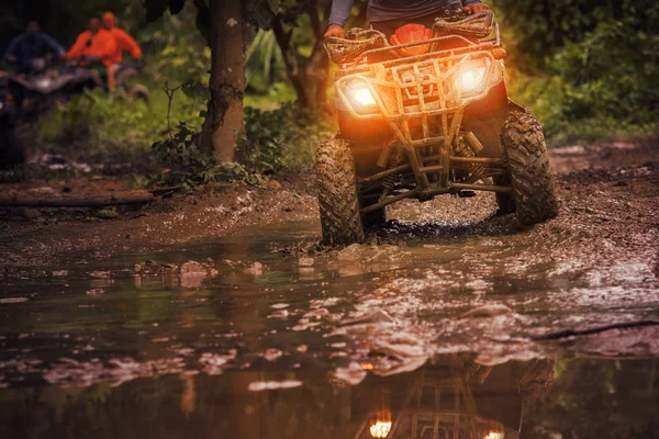 道路トラック のアウトドア スポーツ Activitiies テーマを Atv 車に乗って男 — ストック写真