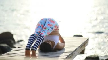kadın oyun yoga poz deniz iskelede