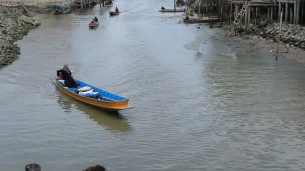 Aldeano Klong Kon Samuthsakorn Tailandia Vela Larga Cola Barco Canal — Vídeos de Stock