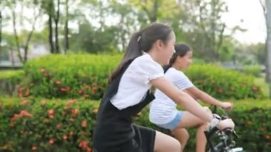 iki Asyalı Genç Binicilik Bisiklet Parkı içinde