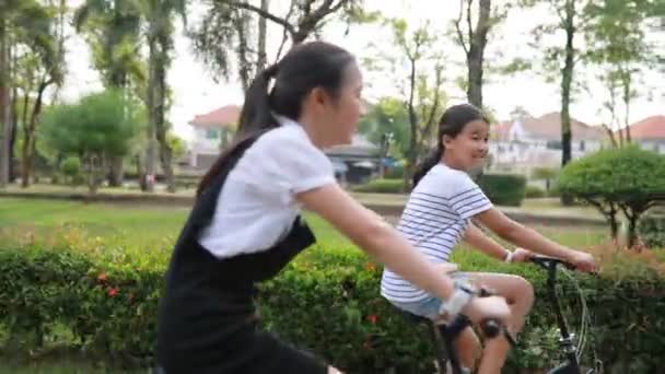 Dois Asiático Adolescente Equitação Bicicleta Público Parque — Vídeo de Stock