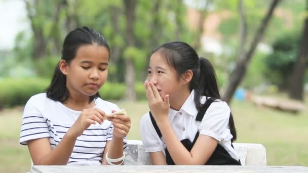 Ásia Adolescente Comer Lanche Relaxante Público Parque — Vídeo de Stock